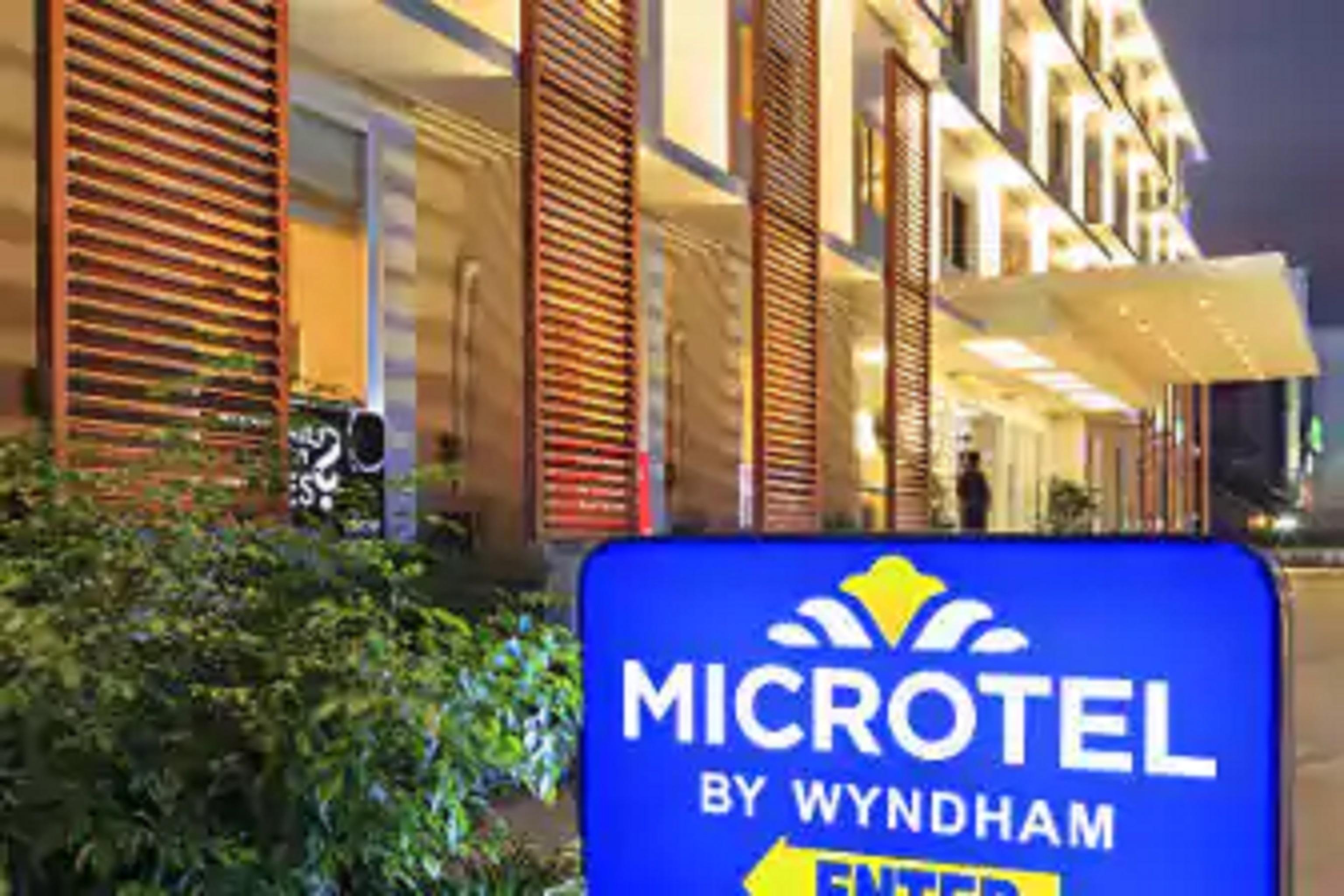 Microtel By Wyndham Acropolis Manila Exterior photo