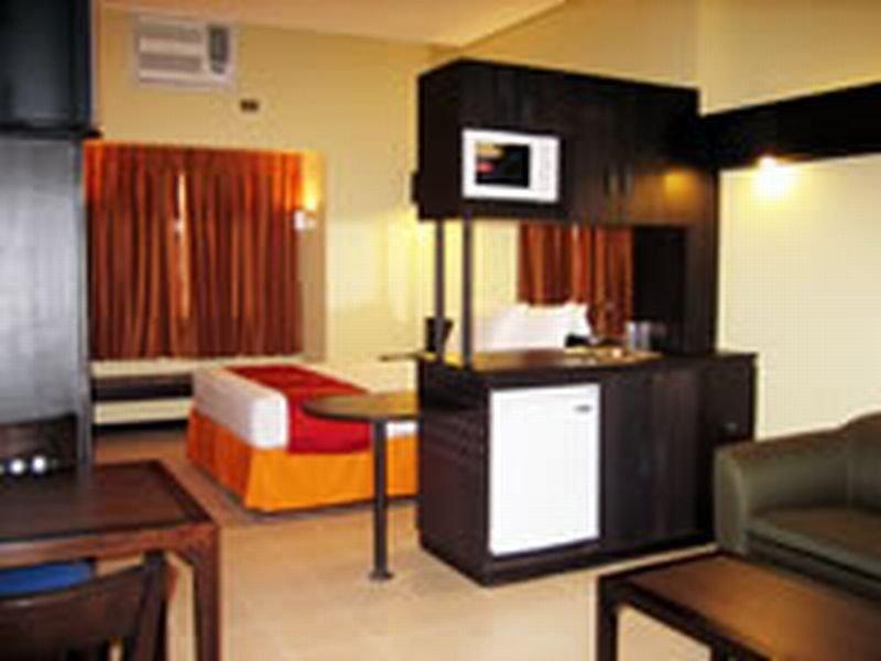 Microtel By Wyndham Acropolis Manila Exterior photo