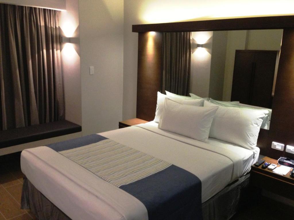 Microtel By Wyndham Acropolis Manila Room photo