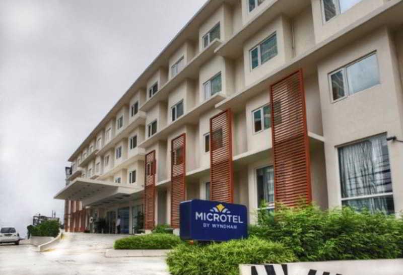 Microtel By Wyndham Acropolis Manila Exterior photo